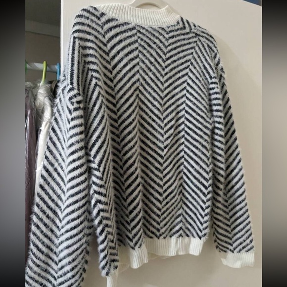 Fuzzy Chevron Black & Off White Button Up Cardigan Long Sleeve V-Neck - Picture 9 of 16